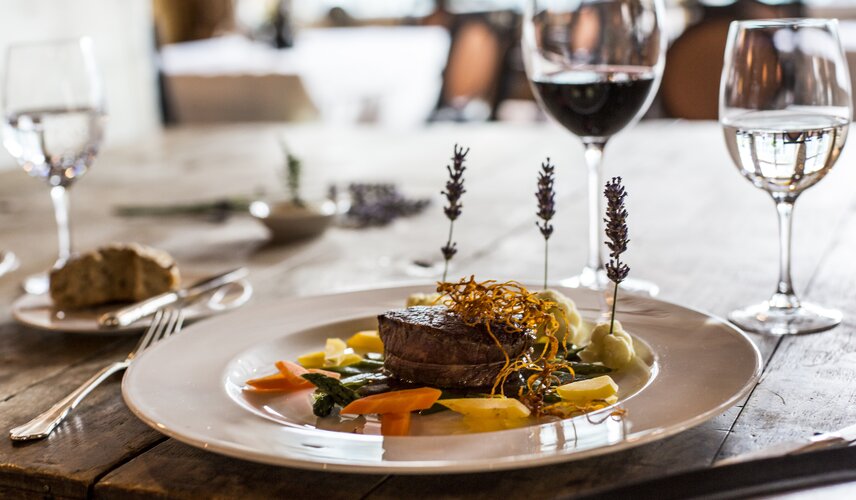 Ein Hauptgericht mit Wein im Hotel Theresa im Zillertal