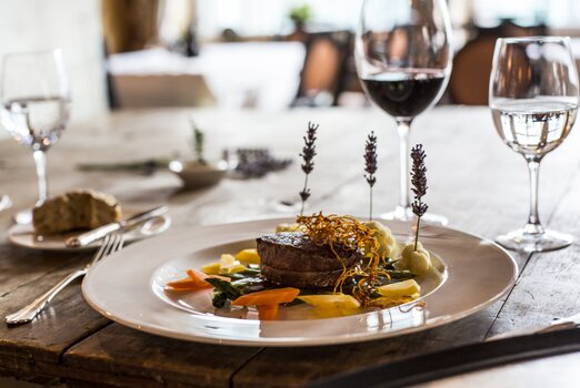 Kulinarik Galadinner Hauptgericht mit Fleisch Hotel Theresa Zillertal