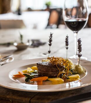 Ein Hauptgericht mit Wein im Hotel Theresa im Zillertal