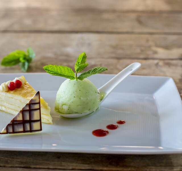 Ein Teller mit  Eis-Dessert wird im Hotel Theresa serviert