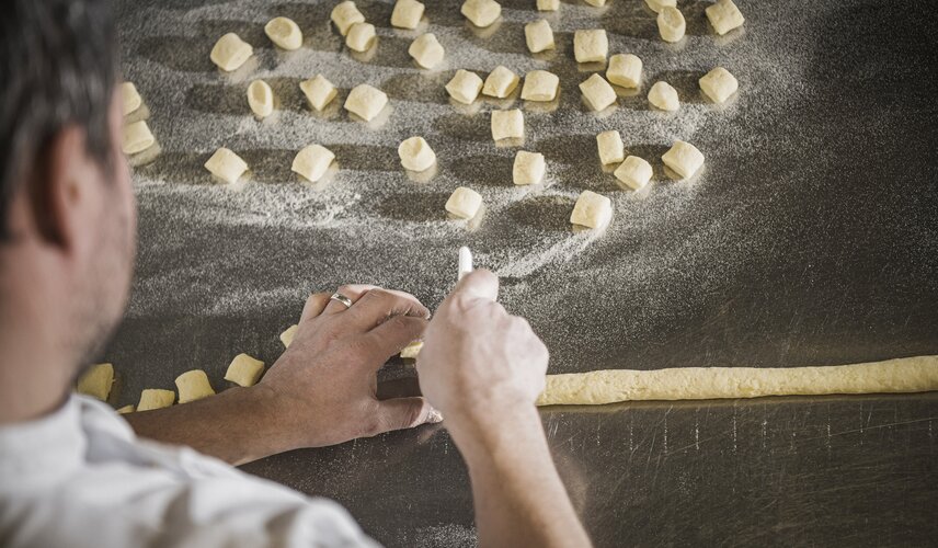 In der Küche des Hotel Theresa im Zillertal werden Gnocchi zubereitet