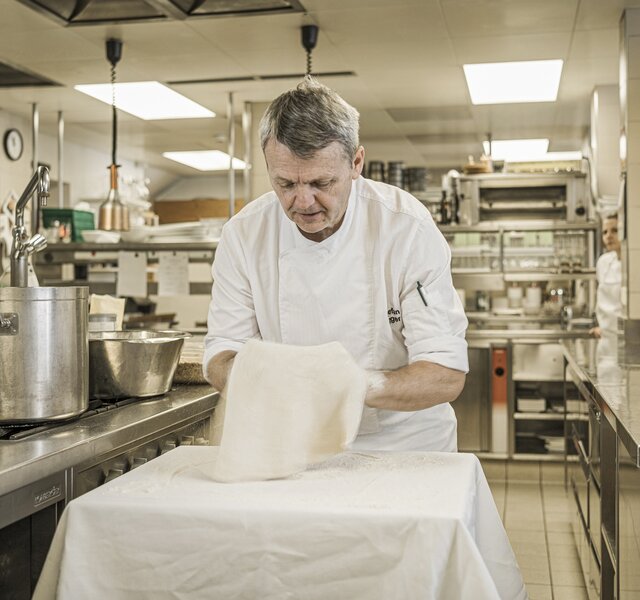 Kulinarik - Apfelstrudel backen mit Küchenchef Stefan Egger im Hotel Theresa im Zillertal