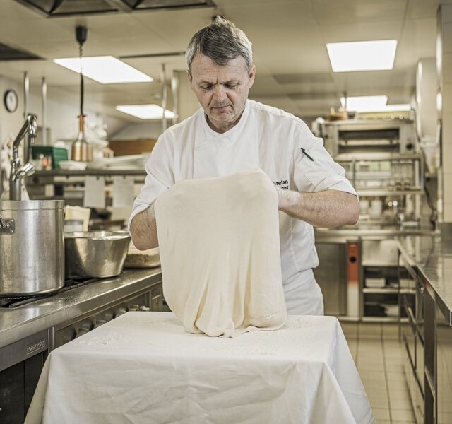 Kulinarik - Strudelteig mit Küchenchef Stefan Egger im Hotel Theresa im Zillertal