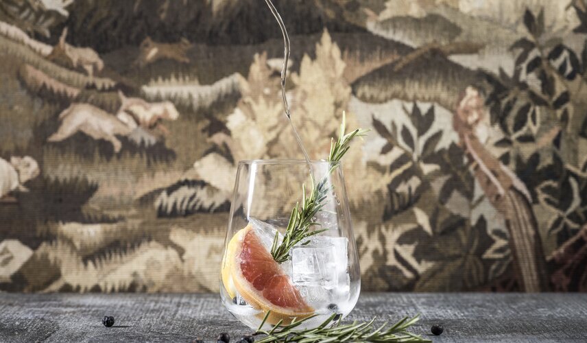 Ein hausgemachter Gin Tonic wird im Hotel Theresa im Zillertal serviert
