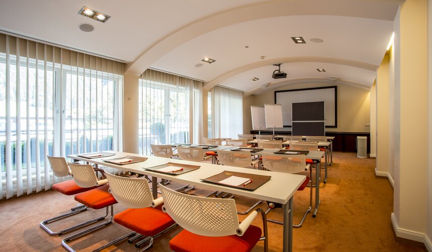 Ein leerer Tagungsraum im Hotel Theresa im Zillertal