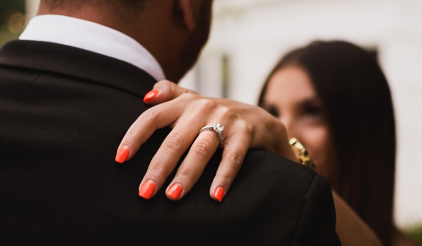 Ein Paar bei einem Heiratsantrag im Hotel Theresa im Zillertal