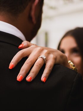 Ein Paar bei einem Heiratsantrag im Hotel Theresa im Zillertal