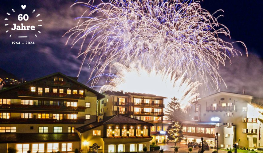 Ein Feuerwerk erhellt den Himmel über einem Hotelgebäude