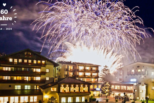Ein Feuerwerk erhellt den Himmel über einem Hotelgebäude