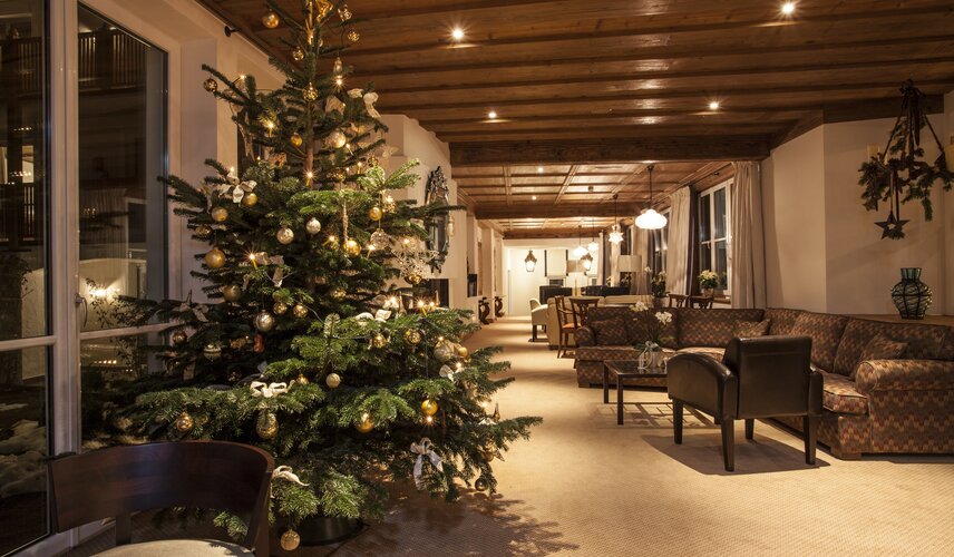 Weihnachtliche Dekoration Loungebereich Hotel Theresa im Zillertal