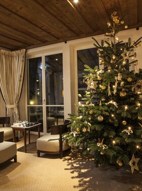 Ein Christbaum steht in der Lounge des Hotel Theresa im Zillertal
