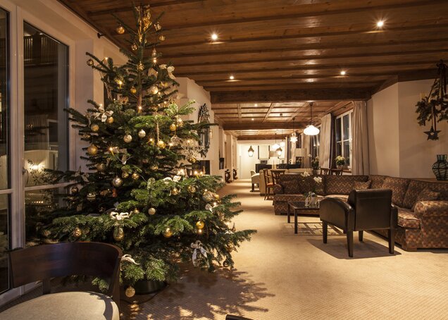 Loungebereich zu Weihnachten Christbaum Hotel Theresa im Zillertal