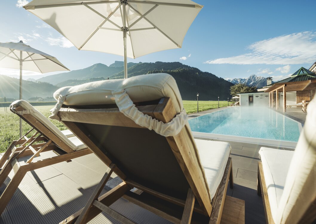 Entspannung am 25-Meter-Pool im Hotel Theresa im Zillertal