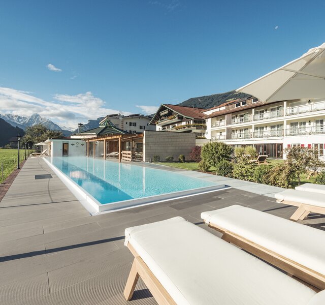 Wellnessurlaub 25 M Sportpool Ausblick Sommer Hotel Theresa im Zillertal