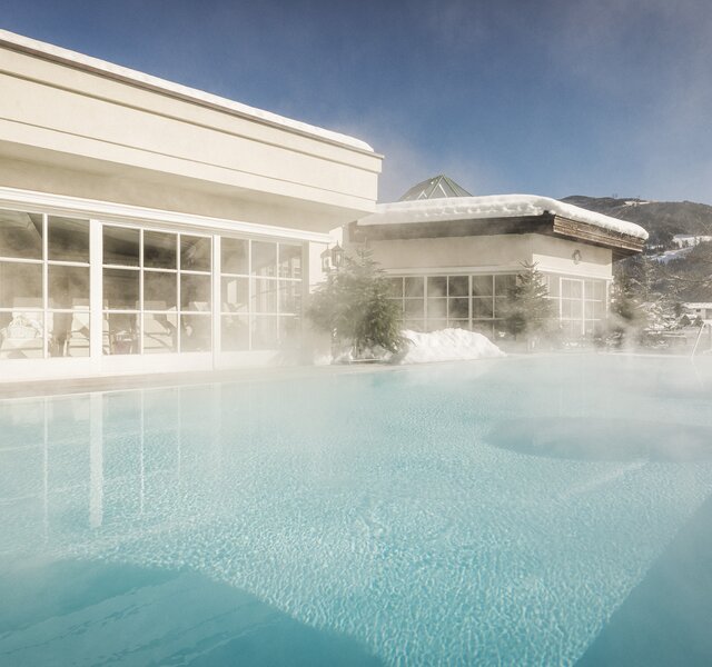 Beheizte Pools stehen im Winter vor dem Hotel Theresa im Zillertal