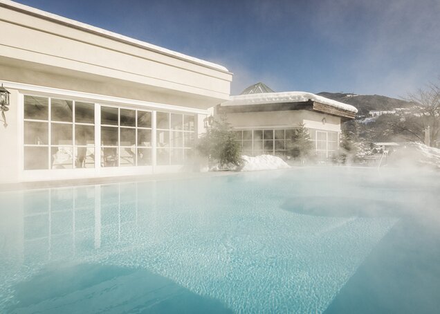 Wellnessurlaub Außenpool beheizt im Winter Hotel Theresa im Zillertal