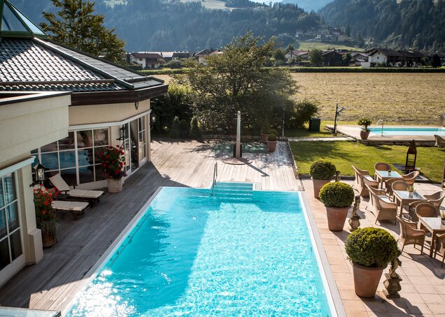 Wellnessurlaub Schwimmen im Aussenpool Hotel Theresa im Zillertal