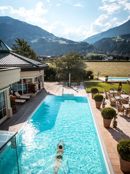 Wellnessurlaub Schwimmen im Aussenpool Hotel Theresa im Zillertal