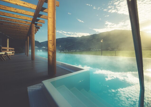 Wellnessurlaub Sportpool 25m Einstieg Hotel Theresa Zillertal