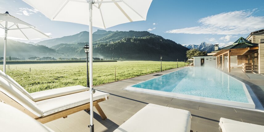 Wellnessurlaub Sonnenliegestühle 25 Meter Pool Hotel Theresa im Zillertal