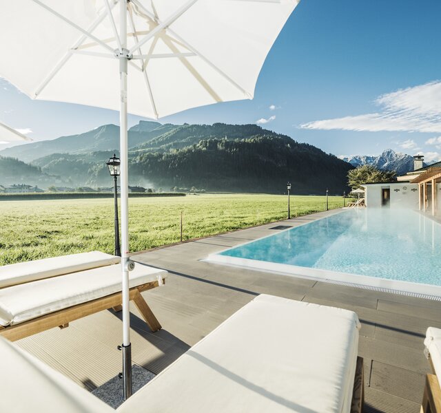 Wellnessurlaub Sonnenliegestühle 25 Meter Pool Hotel Theresa im Zillertal