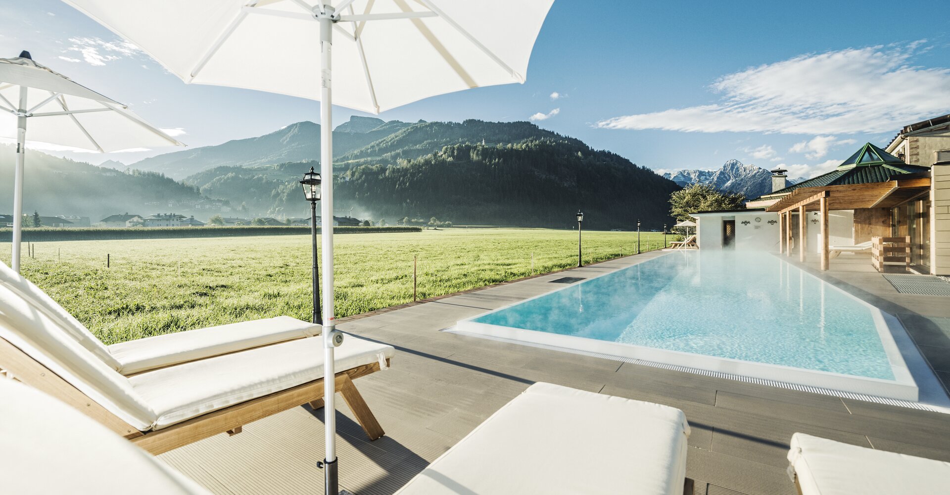 Wellnessurlaub Sonnenliegestühle 25 Meter Pool Hotel Theresa im Zillertal