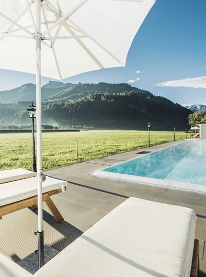 Wellnessurlaub Sonnenliegestühle 25 Meter Pool Hotel Theresa im Zillertal