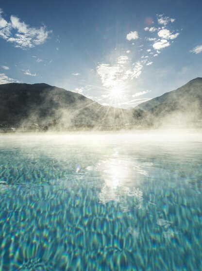 Ein stimmungsvoller Sonnenaufgang über dem Wasser beim Hotel Theresa im Zillertal