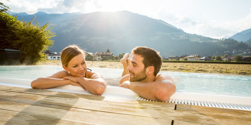 Auszeit zu Zweit Paar im Solepool Hotel Theresa im Zillertal