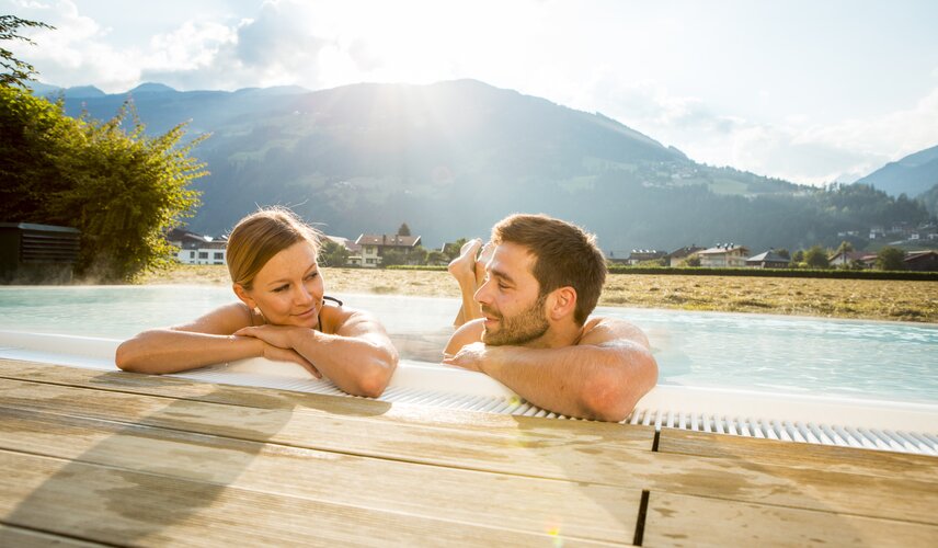Ein Paar entspannt im Solepool des Hotel Theresa