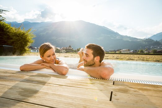 Ein Paar entspannt im Solepool des Hotel Theresa