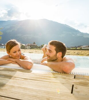 Ein Paar entspannt im Solepool des Hotel Theresa