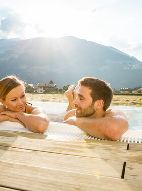 Ein Paar entspannt im Solepool des Hotel Theresa