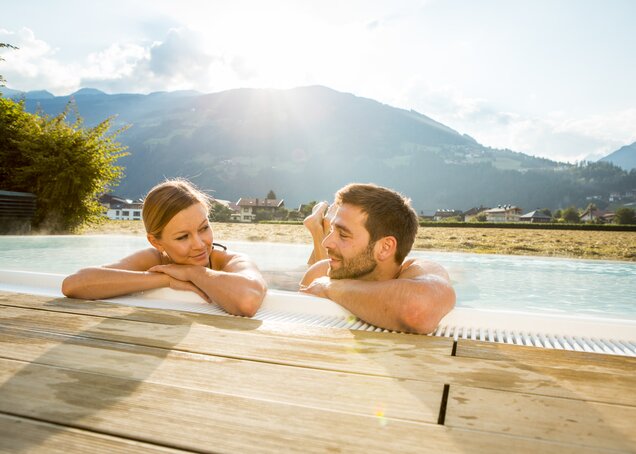 Ein Paar entspannt im Solepool des Hotel Theresa