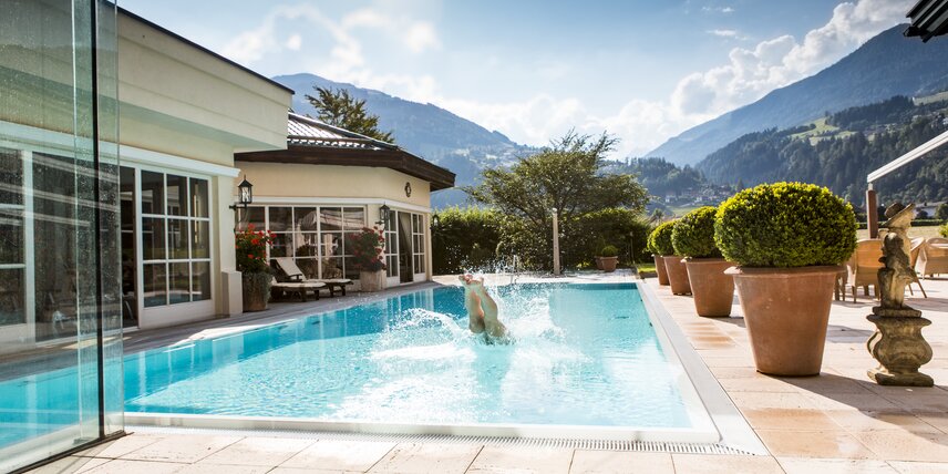 Wellnessurlaub Außenpool Reinspringen Hotel Theresa im Zillertal