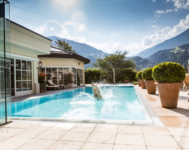 Wellnessurlaub Außenpool Reinspringen Hotel Theresa im Zillertal