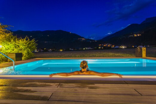 Das Bild zeigt die Dämmerung im Pool des Hotel Theresa im Zillertal