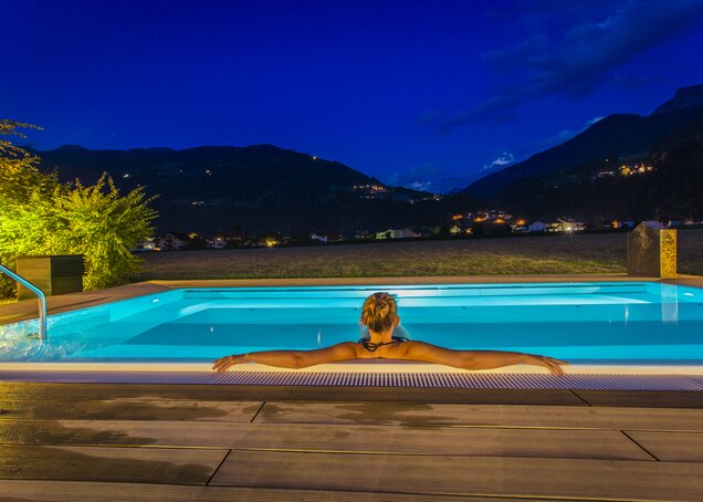 Das Bild zeigt die Dämmerung im Pool des Hotel Theresa im Zillertal