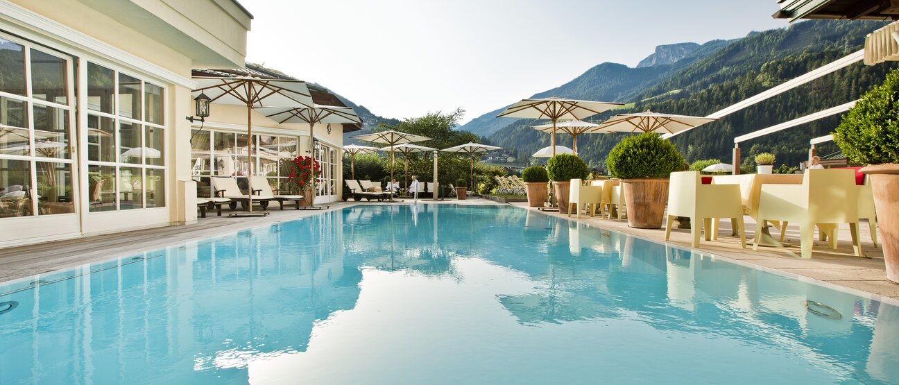 Der Außenpool vom Hotel Theresa im Zillertal wird im Sommer genutzt