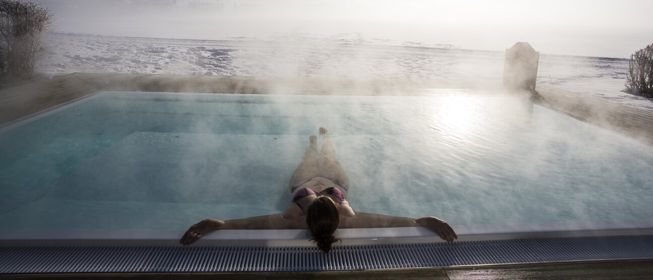Wellnessurlaub beheizter Solepool Winter Hotel Theresa Zillertal Im Winter kann man im Solepool im Zillertal im Hotel Theresa im Zillertal entspannen