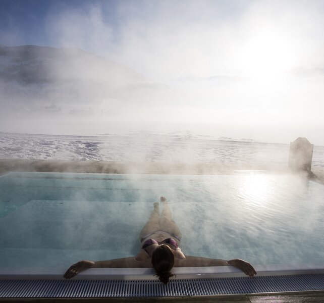 In winter you can relax in the saltwater pool in the Zillertal at Hotel Theresa Zillertal