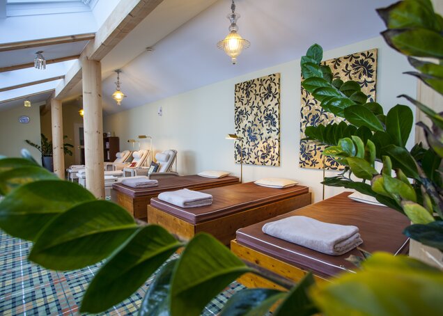 Wasserbetten stehen im Raum der Stille im Hotel Theresa