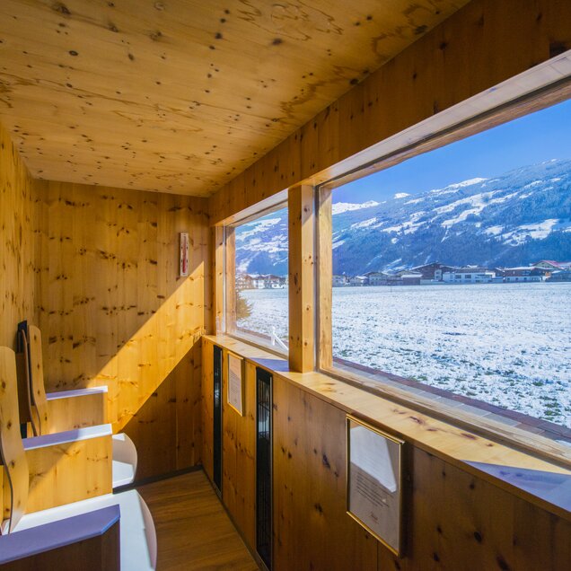 Eine Infrarotkabine im Hotel Theresa im Zillertal ist zu sehen