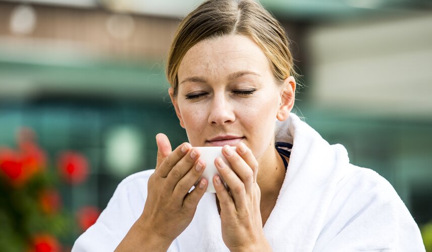 Eine Frau genießt Tee im Hotel Theresa im Zillertal