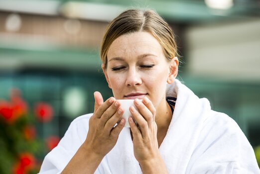 Eine Frau genießt Tee im Hotel Theresa im Zillertal