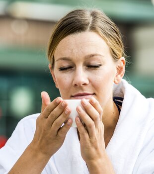 Frau mit Tee Wellness Hotel Theresa Zillertal