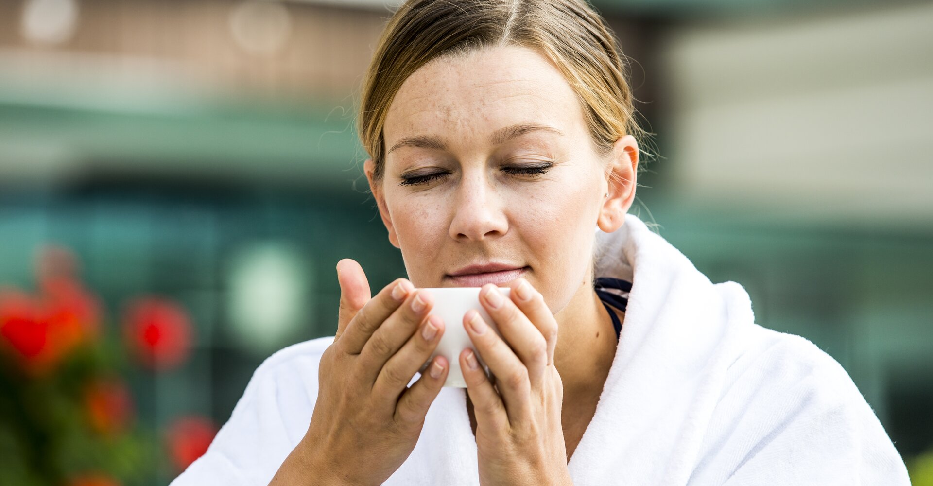 Frau mit Tee Wellness Hotel Theresa Zillertal