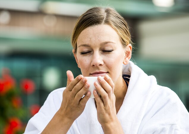 Frau mit Tee Wellness Hotel Theresa Zillertal