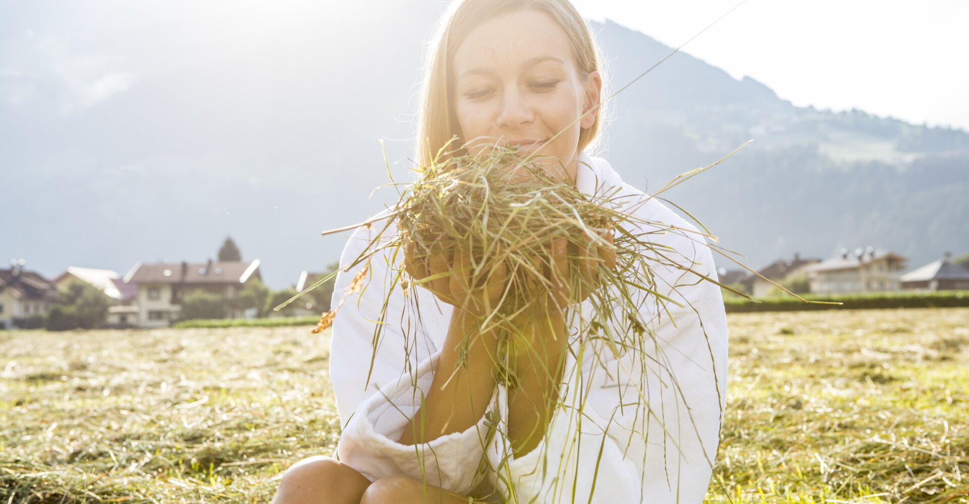Wellnessurlaub Heu Bademantel Frau Hotel Theresa Zillertal