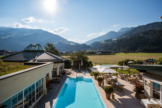 Die Terrasse und der Pool laden im Sommer im Hotel Theresa zum Verweilen ein